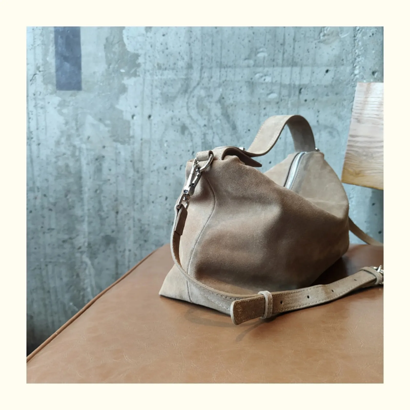 Borsa boston tote in scamosciato per donna, borsa a spalla marrone_voghion.com