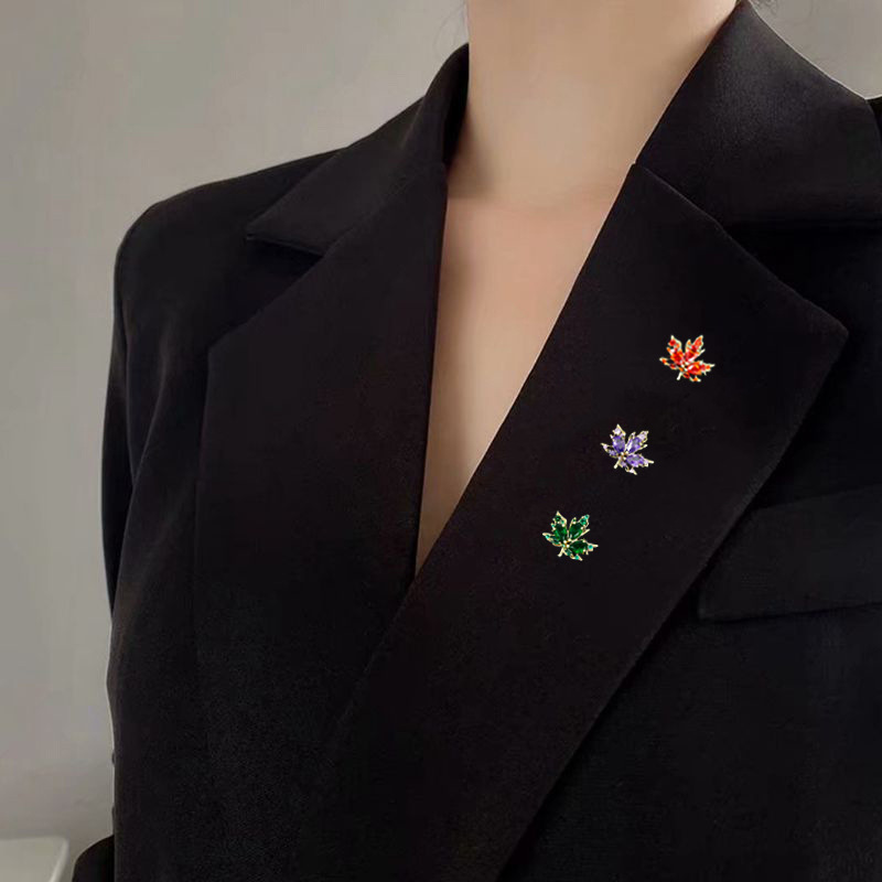Spilla autunnale in foglia d'acero, temperamento elegante, fibbia leggera antiscivolo, personalità creativa, piccola spilla da colletto, semplice_voghion.com