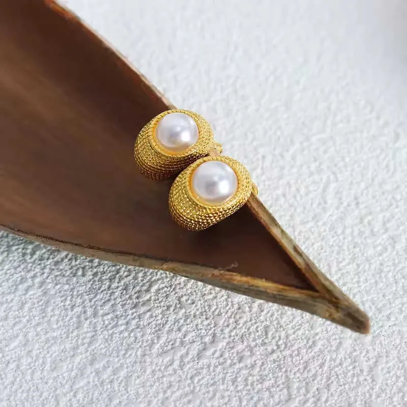 Minimalistisk design, moderiktiga franska grova rostfria stålörhängen med förgyllda C-formade pärlor för kvinnor_voghion.com