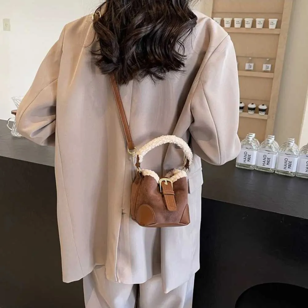 Borse a secchiello in lana di agnello alla moda con tracolla Borsa a tracolla retrò in peluche vintage da donna C241212_voghion.com