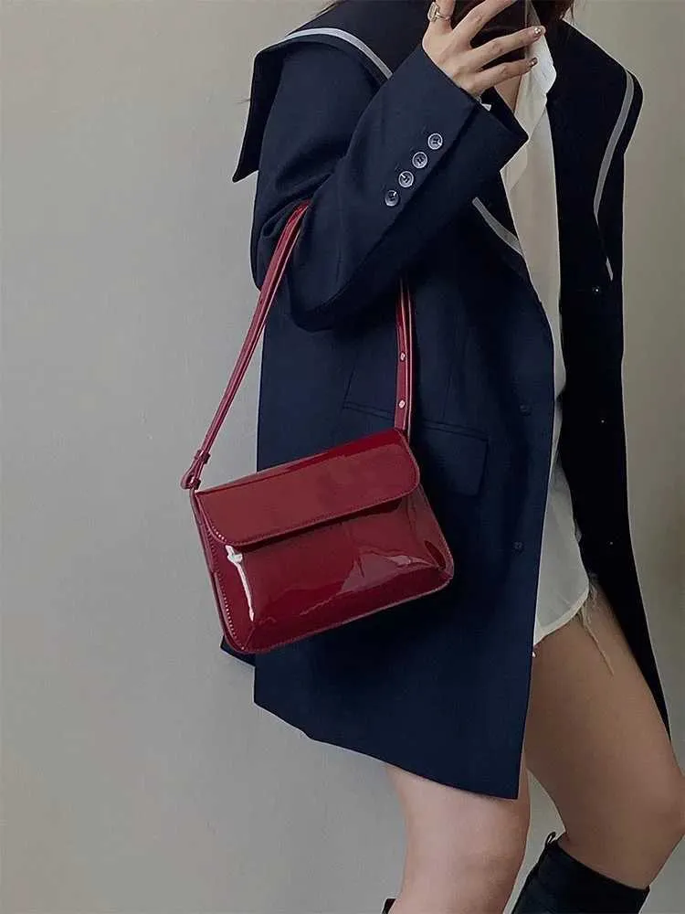 Weinrot PU Unterarm 2023 Neue Damen Vintage Lack Leder Glänzende Schnalle Einzelne Schulter Tasche Elegante Crossbody Ba241210_voghion.com