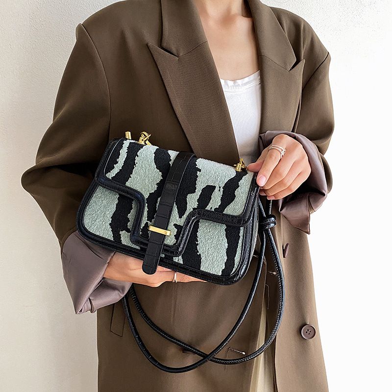 2023 Herbst neue hochwertige Textur Umhängetasche modische Persönlichkeit vielseitige gestreifte Tasche Außenhandel_voghion.com
