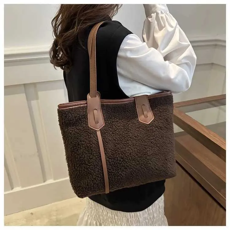 Sac fourre-tout polyvalent en peluche à la mode pour femmes, nouvelle collection, sac à main, couleur unie, décontracté, tempérament généreux_voghion.com