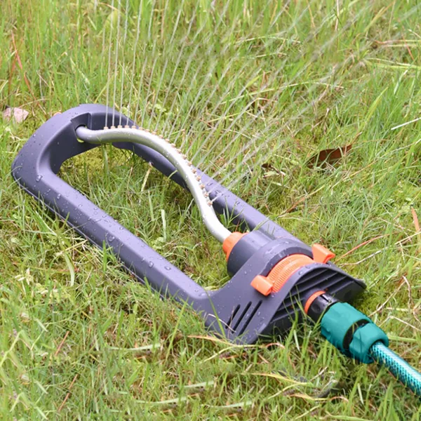 Irrigatore da giardino compatto e regolabile per uso domestico, con design oscillante._voghion.com
