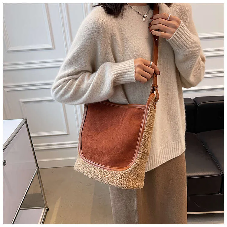 Grand sac à bandoulière de grande capacité pour femme 2023, nouveau sac fourre-tout en laine d'agneau d'automne et d'hiver en peluche, sac seau à une épaule_voghion.com