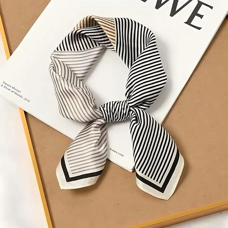 Style sophistiqué avec de grands foulards en soie à motifs géométriques, accessoire de mode idéal_voghion.com