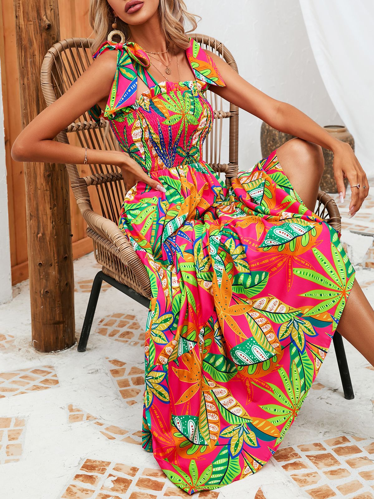 Damenkleid „2024 Summer“ mit Blattmuster und Wickeldesign und Bindeband_voghion.com