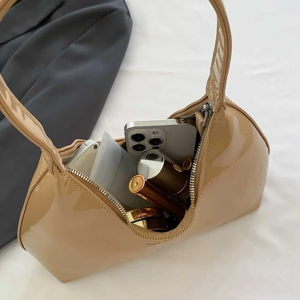 Designerväska Damväska i lackläder, modern axelrem, halvmåne, franskt märke, armstöd, retro, vinröd, hemlös väska_voghion.com