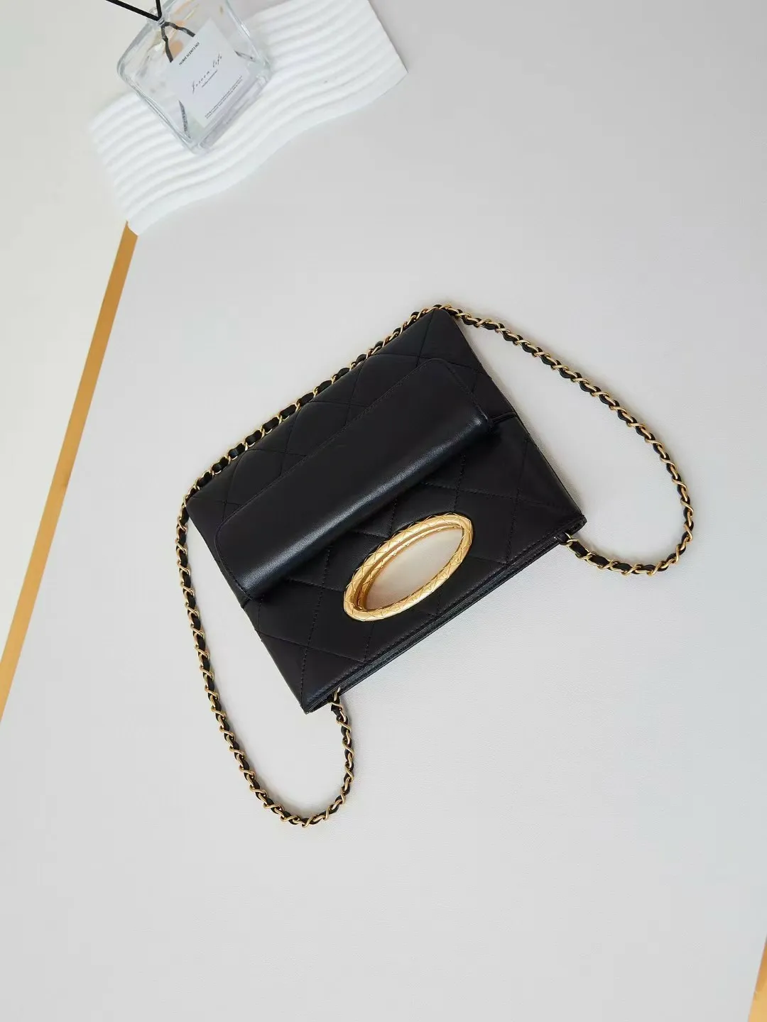 Pochette en cuir noir avec motif Dia, poignée ovale et bandoulière chaîne dorée - Sac de soirée_voghion.com