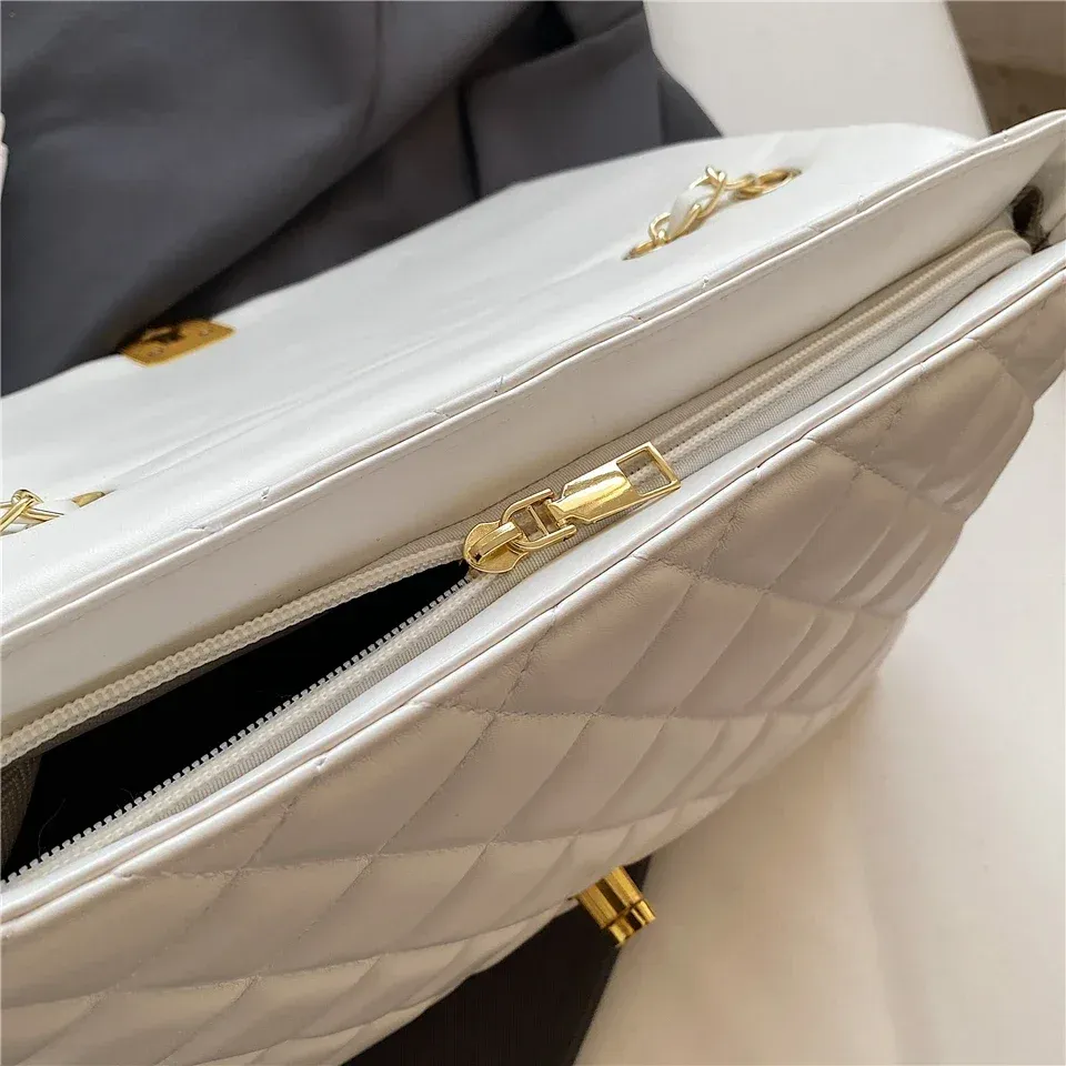 Elegante bolso bandolera acolchado de piel: bolso cruzado de diseño para mujer, con cadena grande, bolso elegante en blanco y negro._voghion.com