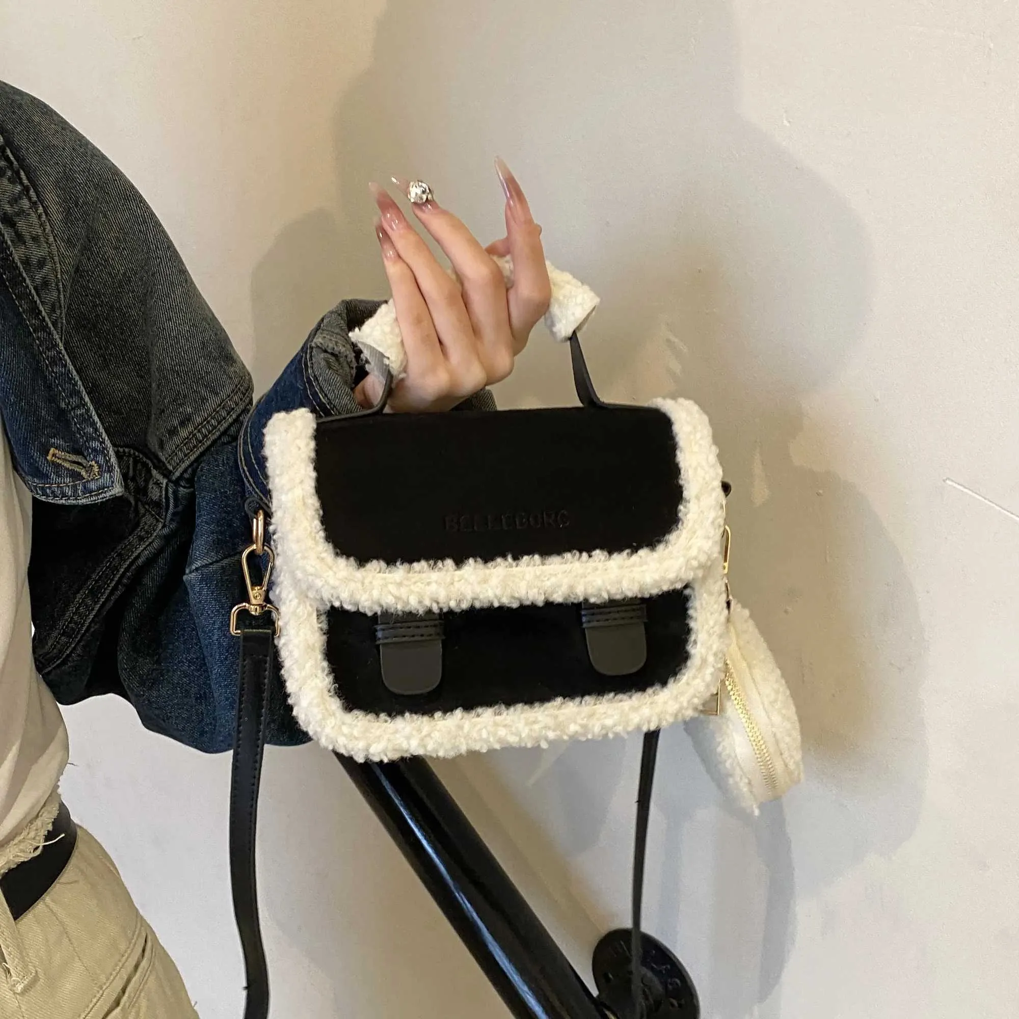 Nuevos bolsos de alta gama y de nicho con forma de cruz congelada para 2024 Y241216_voghion.com