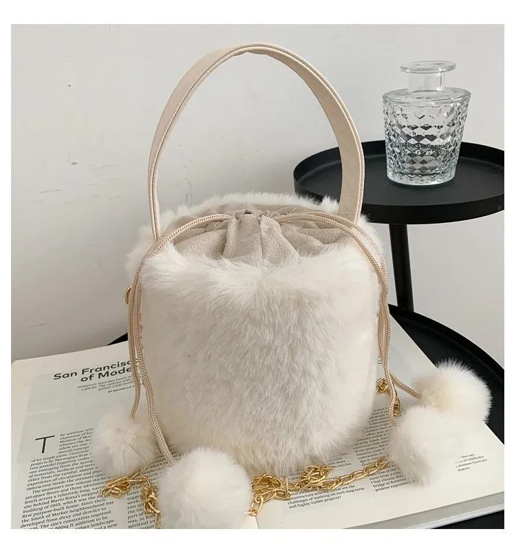 Sac à main en peluche avec cordon de serrage et boule de laine antivol, sac à bandoulière à une épaule, sac seau à la mode pour femmes 240820_voghion.com