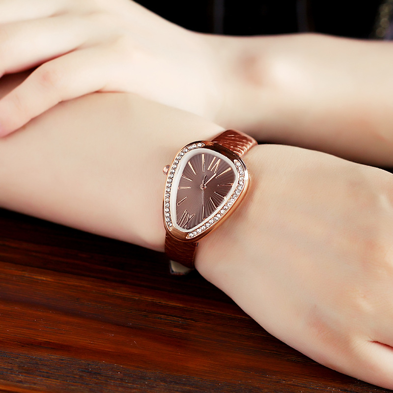 Serpentine Quartz Women's Watch With Diamond Details And Leather_voghion.com