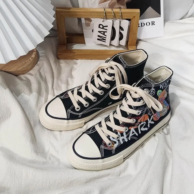 Schuhe Mädchen Studenten 921 Casual Graffiti Canvas High Top Frauen Cartoon Bär Handgezeichnete Sneakers Hip Hop Plus Größen 35-42_voghion.com