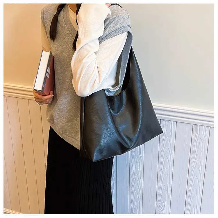 Lightweight PU soft leather large capacity womens shoulder lower arm buckle casual style makeup bag Y241123_voghion.com