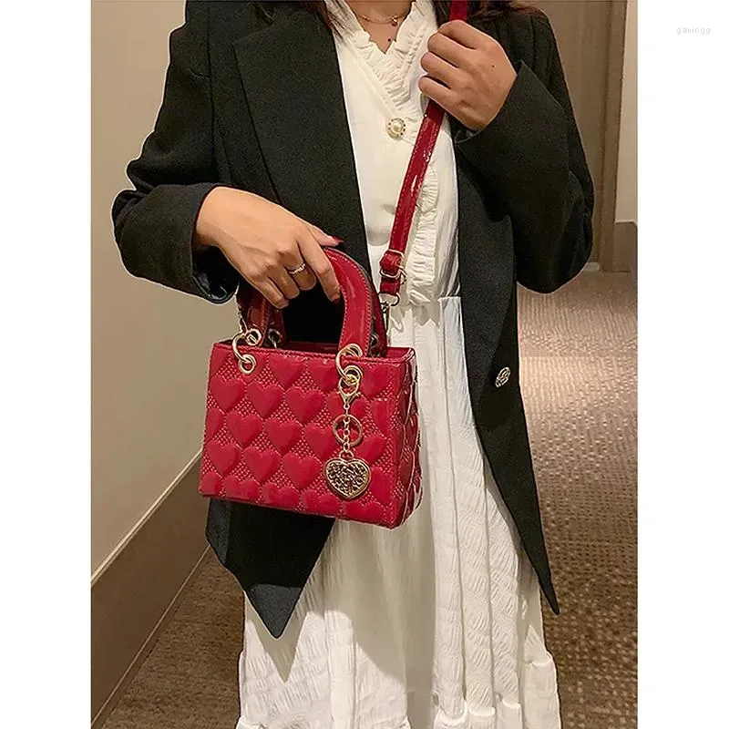 Borsa a tracolla da donna di design chic - Pelle verniciata resistente con un look raffinato per ogni evento_voghion.com