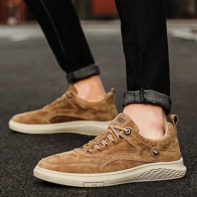 Chaussures de skateboard décontractées marron pour hommes, faites à la main, en daim, style coréen, baskets de haute qualité, à lacets peu profonds, 250310_voghion.com