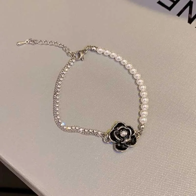 Pulsera de moda con perla camelia y circonita para mujer_voghion.com