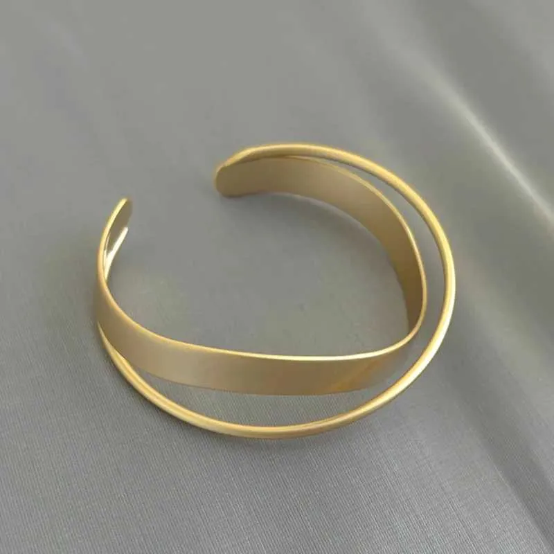 Bracciale rigido möbius in oro opaco da donna gioiello_voghion.com