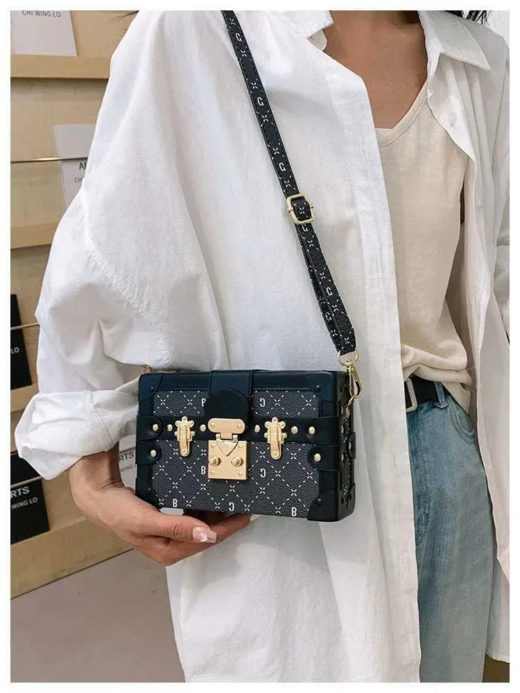 High Texture Small Square New Niche Design Box Bag Light Vintage Print Single Shoulder Crossbody Ba241214_voghion.com