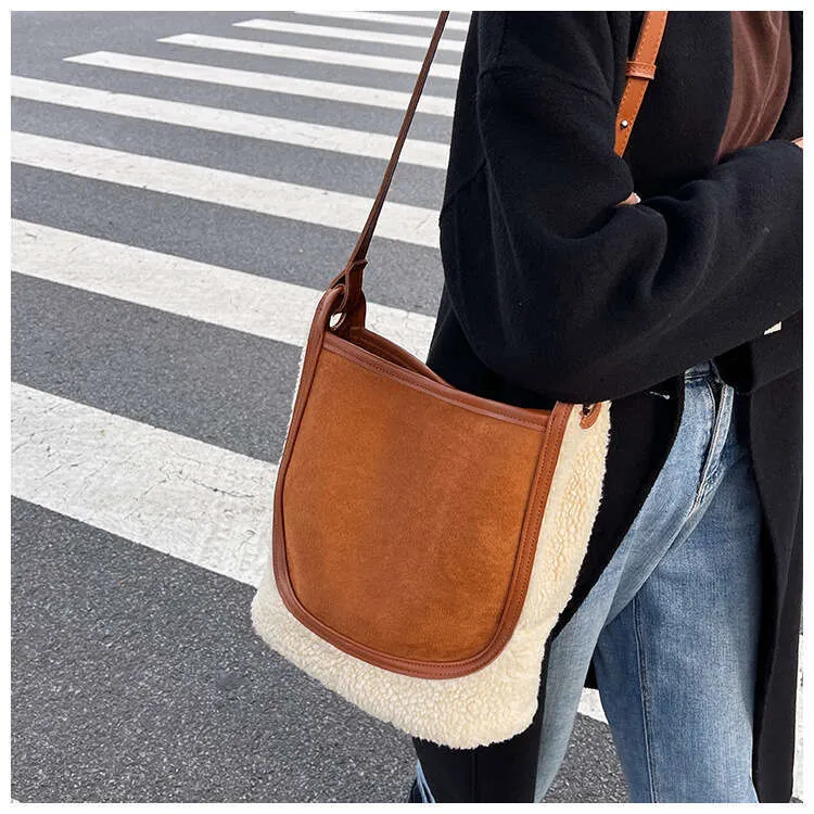 Grand sac à bandoulière de grande capacité pour femme 2023, nouveau sac fourre-tout en laine d'agneau d'automne et d'hiver en peluche, sac seau à une épaule_voghion.com