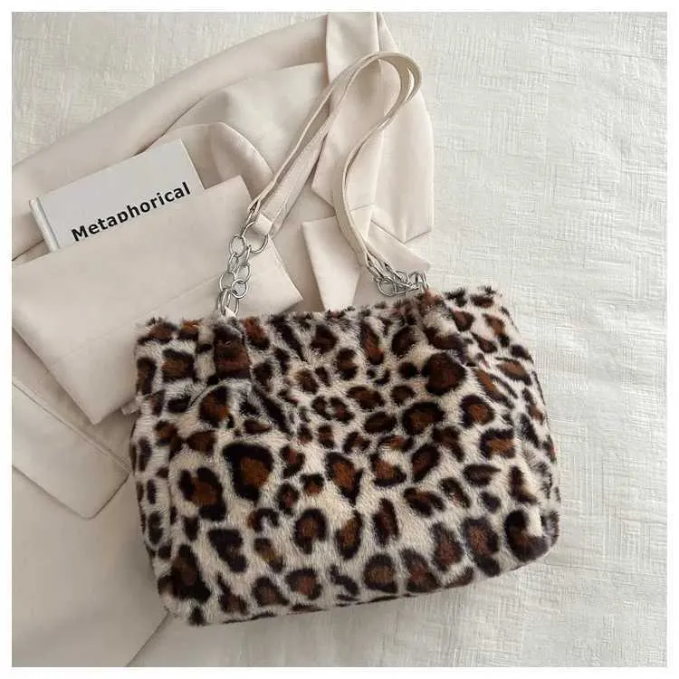 Le sac à bandoulière en peluche imprimé léopard pour femme est un sac à bandoulière décontracté et à la mode avec une grande capacité et une texture haut de gamme_voghion.com