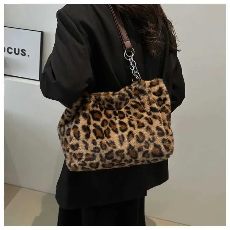 Le sac à bandoulière en peluche imprimé léopard pour femme est un sac à bandoulière décontracté et à la mode avec une grande capacité et une texture haut de gamme_voghion.com
