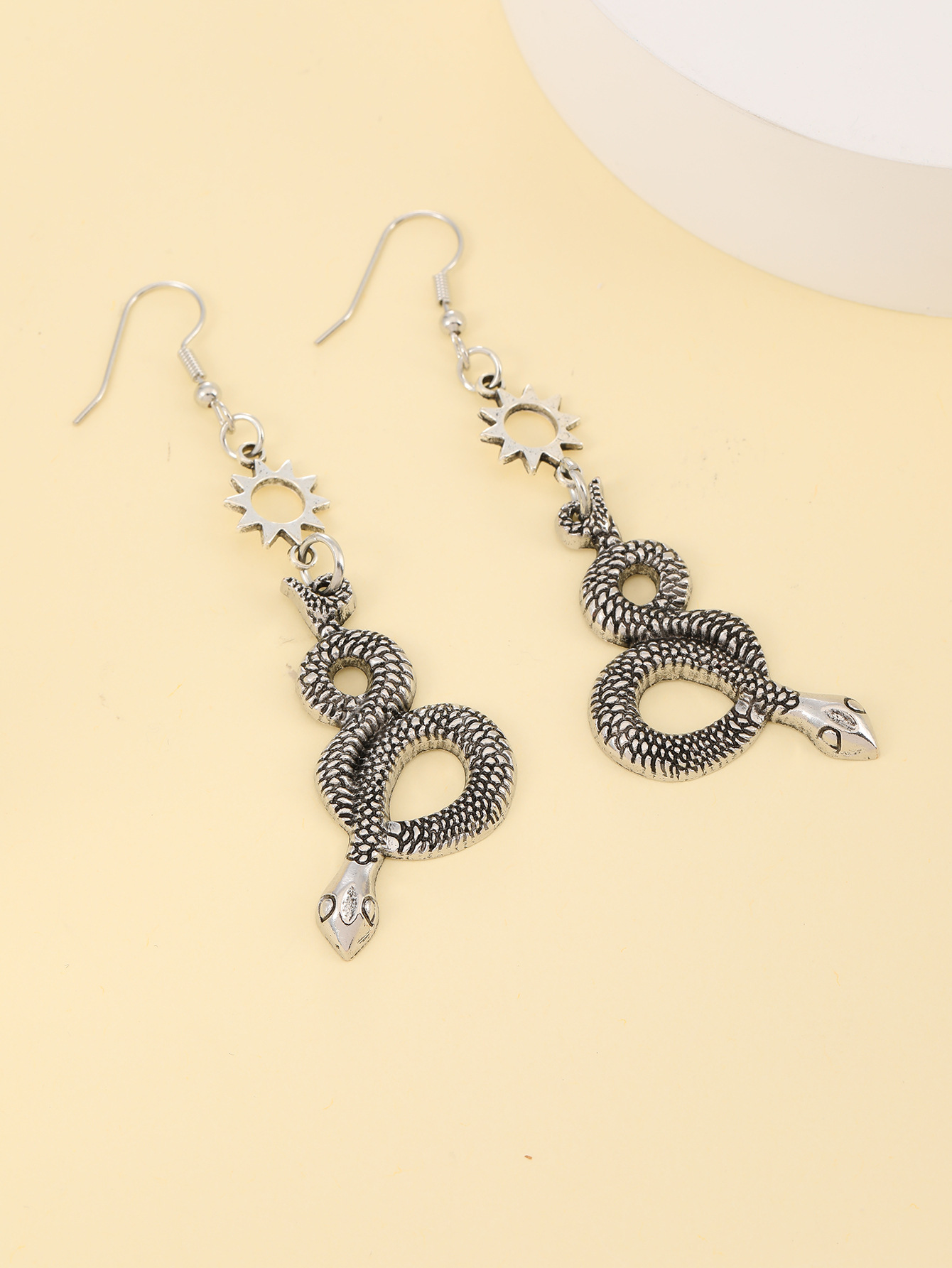 Kreative hohle Schlangenanhänger-Damenohrringe im böhmischen Ethno-Stil mit Stern- und Mondmuster-Anhängerohrringschmuck Direktverkauf_voghion.com