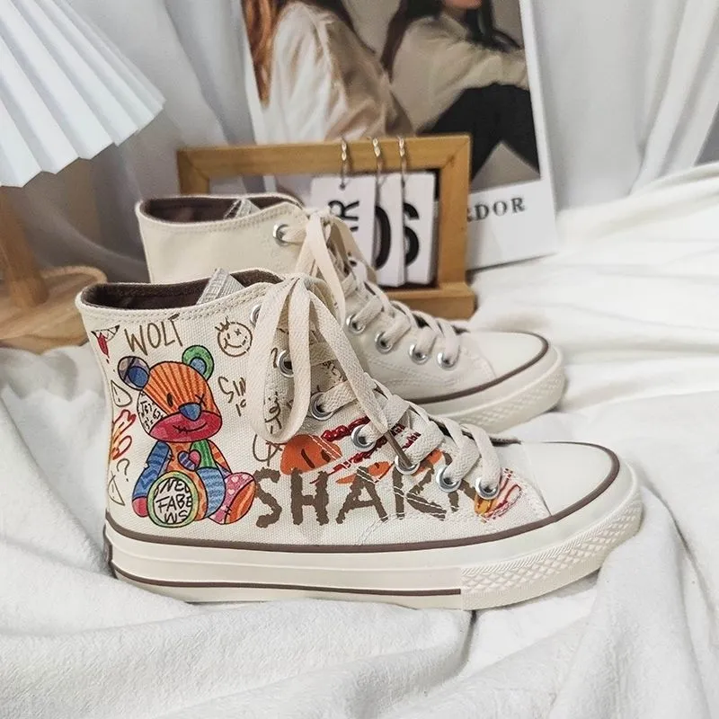 Schuhe Mädchen Studenten 921 Casual Graffiti Canvas High Top Frauen Cartoon Bär Handgezeichnete Sneakers Hip Hop Plus Größen 35-42_voghion.com
