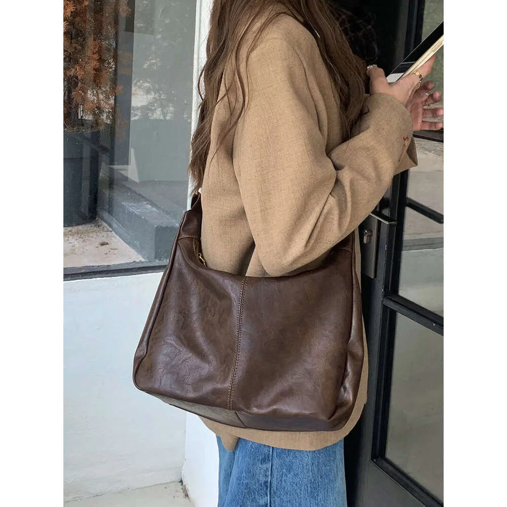 Bolsa de ombro e tote bag para mulher em couro de vaca elegante_voghion.com