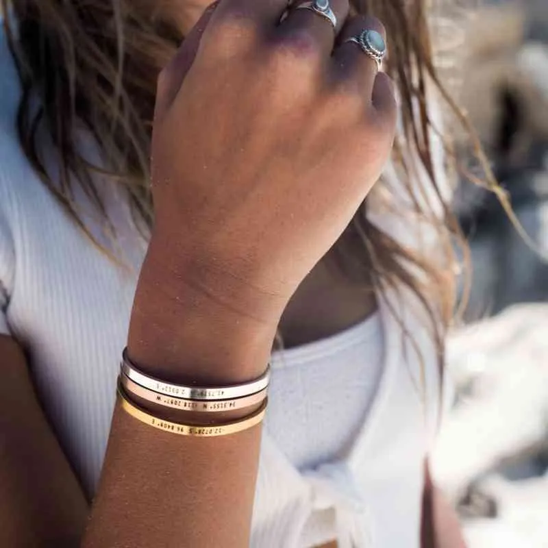 Bracciale con incisione nome data larghezza 4 mm testo coordinate parole personalizzate braccialetti in acciaio inossidabile personalizzati regalo per_voghion.com