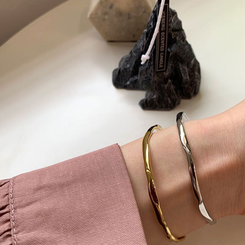 Bracciale Sterg Sier con texture concava irregolare per donna, con elegante rimbalzo di luce fredda e stile piatto_voghion.com