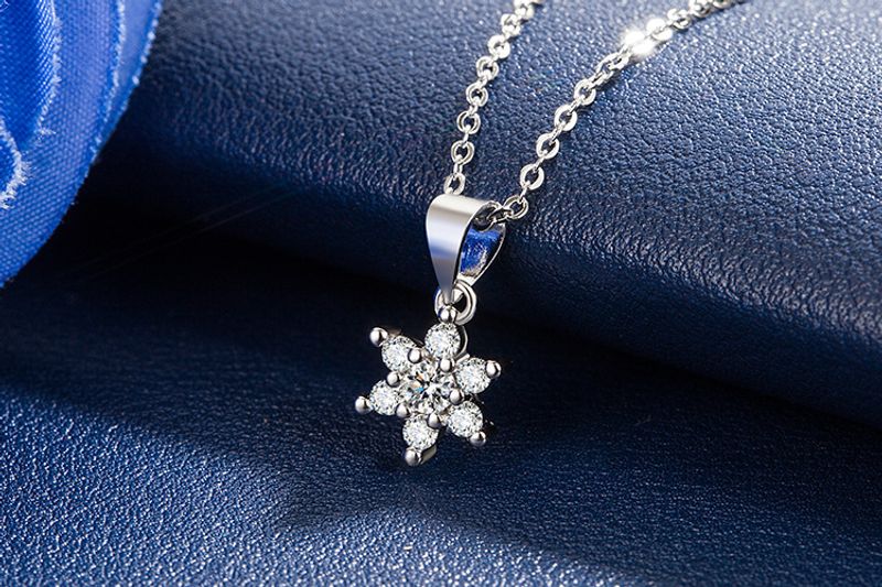 Collana con ciondolo in zircone semplice da donna con fiocco di neve, ipoallergenica e resistente allo sbiadimento, corta con clavicola_voghion.com