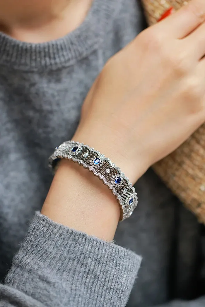 Jonc ouvert en argent sterling avec zircone bleue brossée_voghion.com