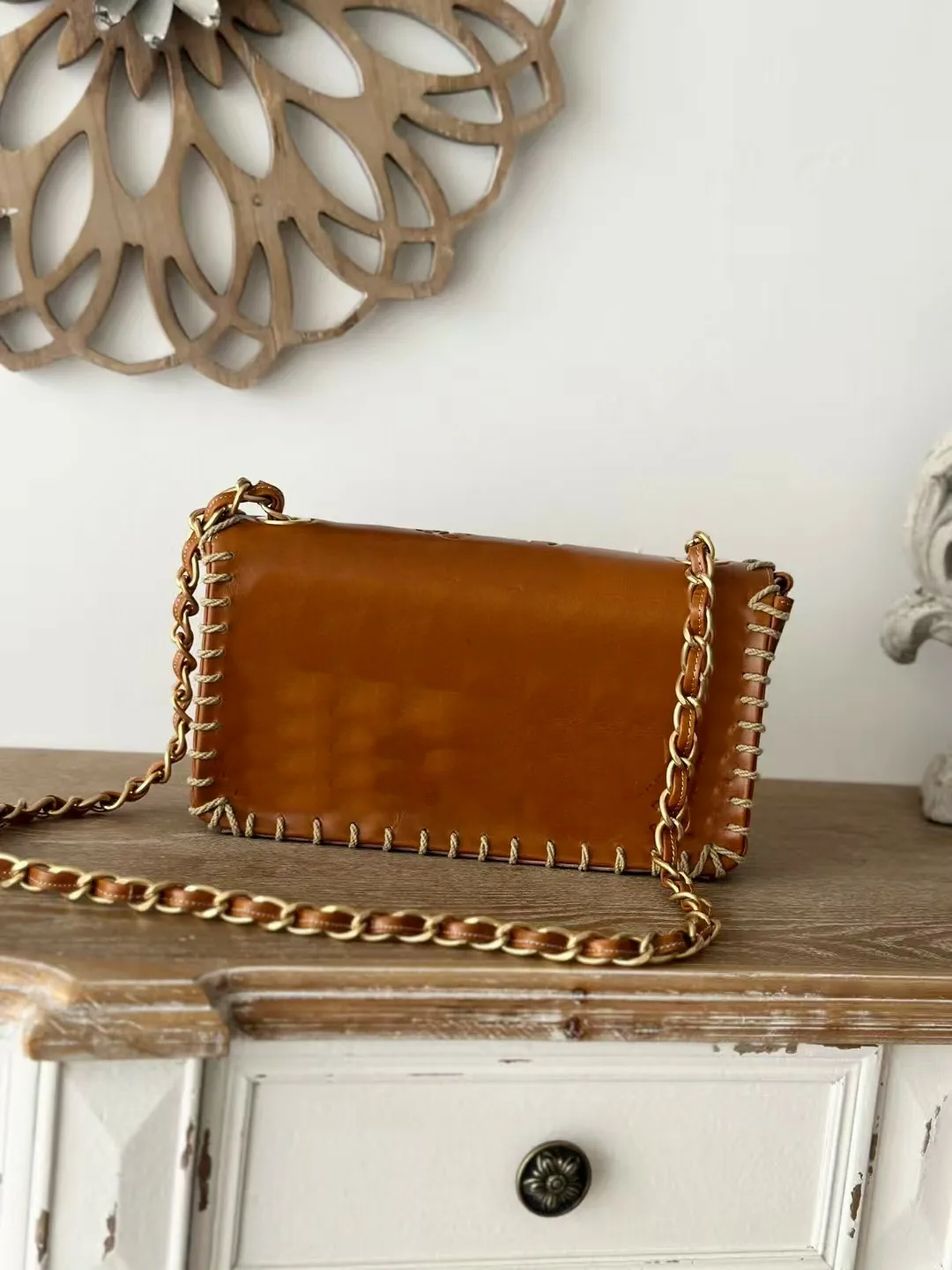 Braune Handtaschen: Western-inspirierte Flap Bag mit Harzdetails & goldener Schnalle, Vintage Designer Schulterhandtaschen_voghion.com