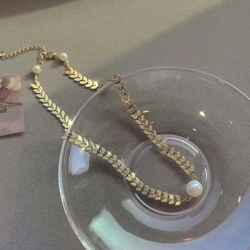 Elegante collana girocollo con perle e catena con nappe dorata_voghion.com