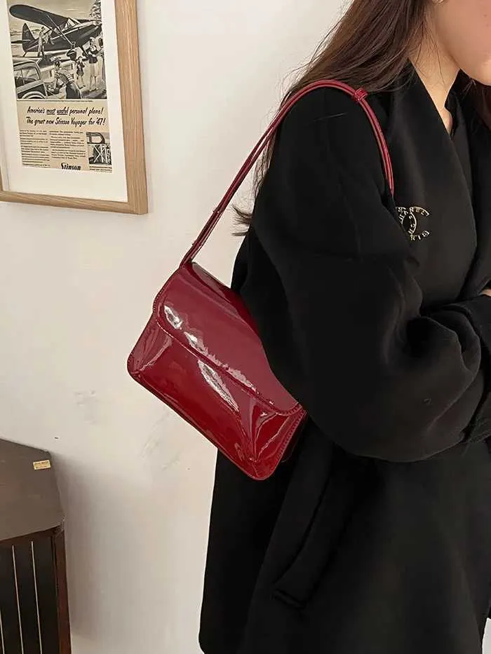 Portafoglio piccolo quadrato alla moda in pelle verniciata rossa retrò e borsa a mano semplice da donna con tracolla Y241216_voghion.com