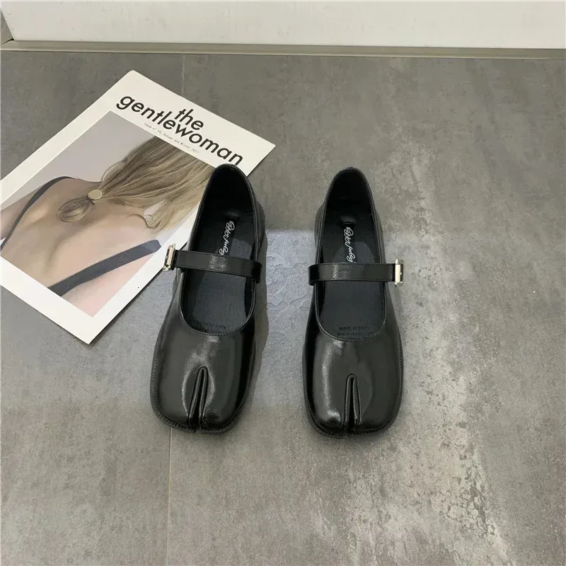 Women One Word Buckle Novelty Split Toe Flat Shoes Woman Mary Janes Japanese Style Trotters Flats Ankle Bele Tabi Ninja_voghion.com