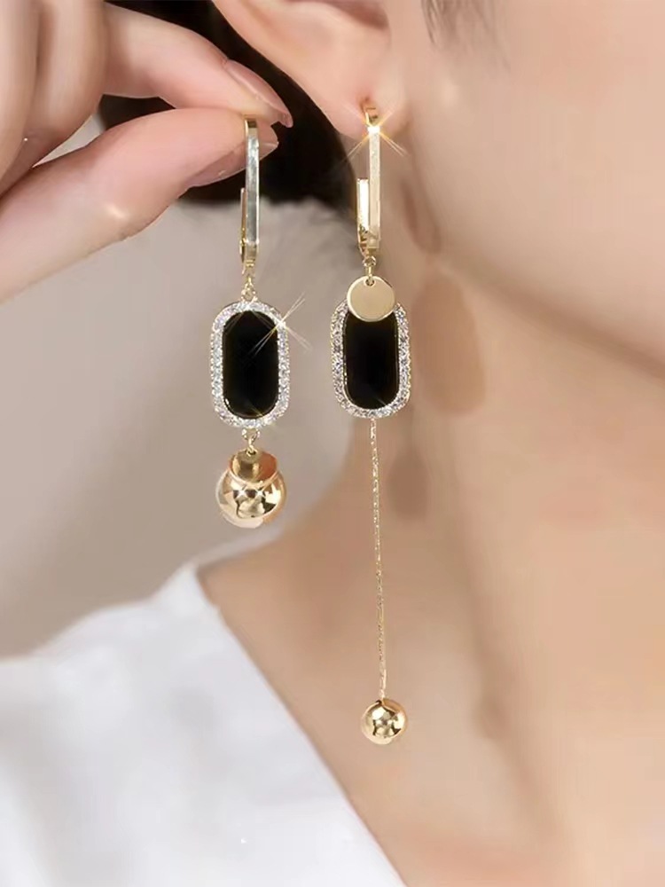 Women's Earrings style long asymmetrical tassel earrings for women with round faces, slimming, fashionable, light luxury and high-end earrings trend