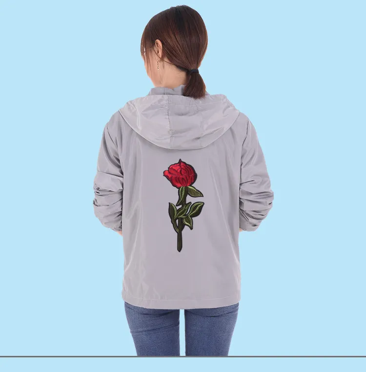 Windbreaker jacka för herr och dam med rosenmönster_voghion.com