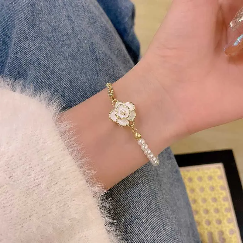 Pulsera de moda con perla camelia y circonita para mujer_voghion.com