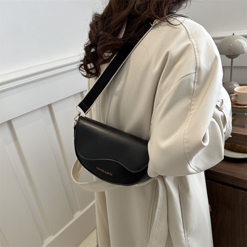 Doku ve Mod 2024 Lässig Einfarbig Neue Frühjahr Abdeckung Breiter Riemen PU Einzelner Schulter Crossbody Sattel_voghion.com