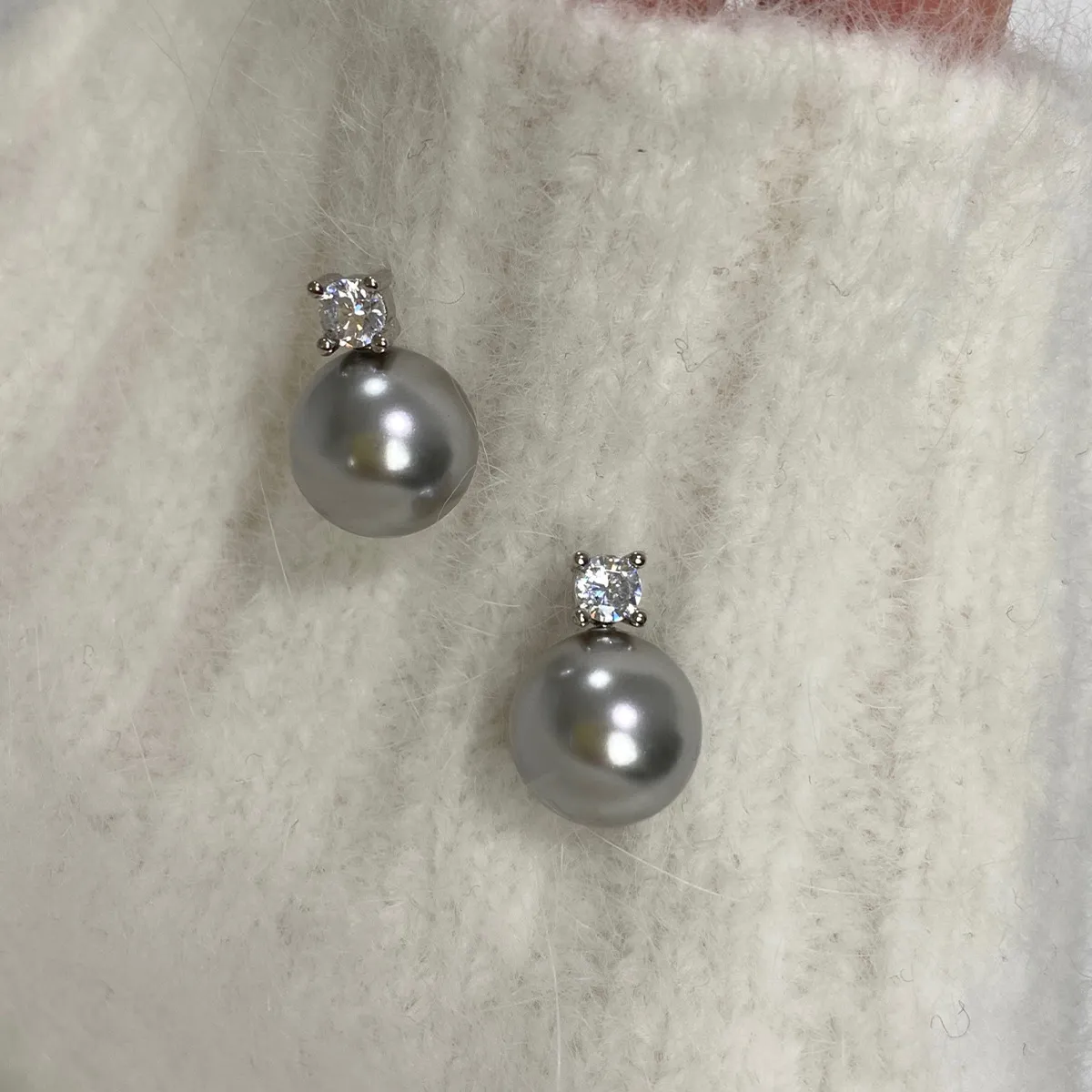 Orecchini a lobo con perle donna eleganti rotondi bianchi rosa_voghion.com