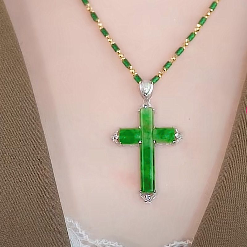 Collana uomo con pendente croce in giada verde e diamante dorata_voghion.com