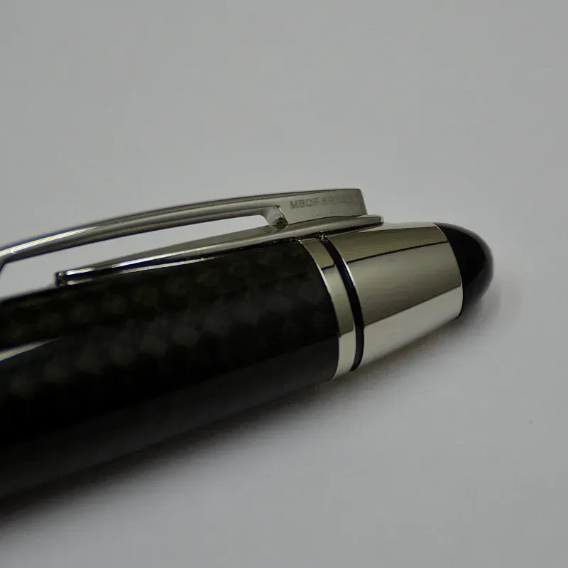 Grousshandel Héichqualitativ John F. Kennedy Schwaarz Kuelefaser Rollerball Kugelschreiwer Füllfedern Schreifbüro Schoulmaterial mat JFK Seriennummer_voghion.com