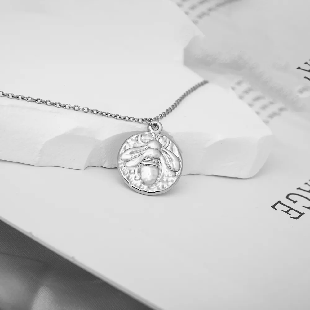 Collane con ciondolo Tangula Vintage Bee Collana rotonda per donna Uomo Acciaio inossidabile Geometrico Insetto Regali di compleanno per_voghion.com