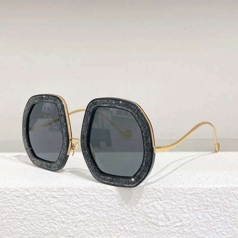 Designer Women's Round Sunglasses With Metal Temple Elements_voghion.com