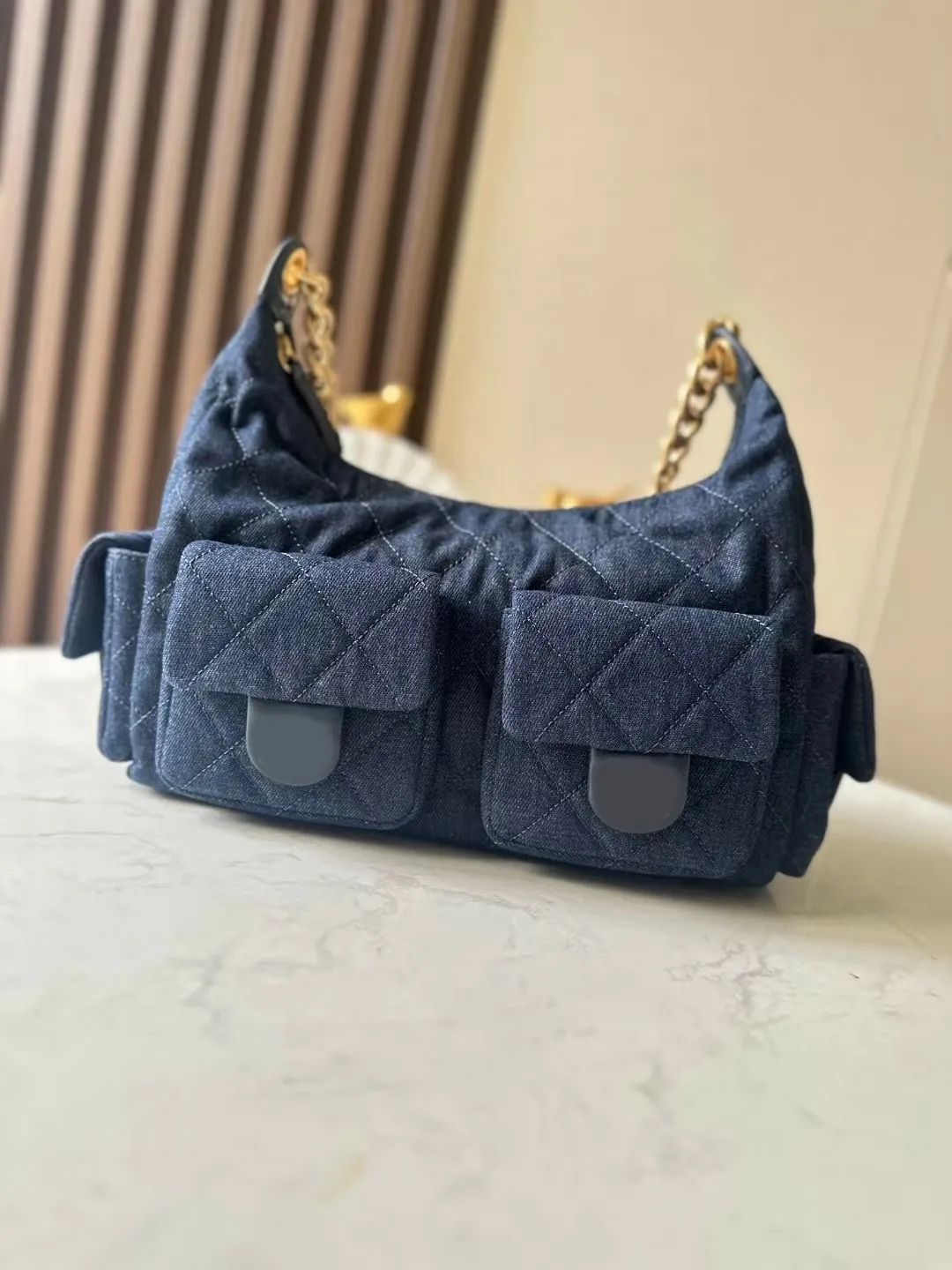 Borsa a tracolla in denim blu scuro, quattro tasche, stile hippie, di alta qualità, in tessuto morbido, con finiture dorate e chiusura con cerniera, catene pesanti._voghion.com