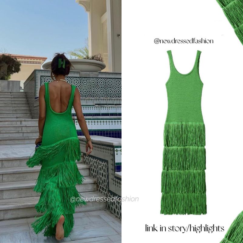Damenbekleidung - einfarbiges Strickkleid mit Quastensaum und Hosenträgern_voghion.com