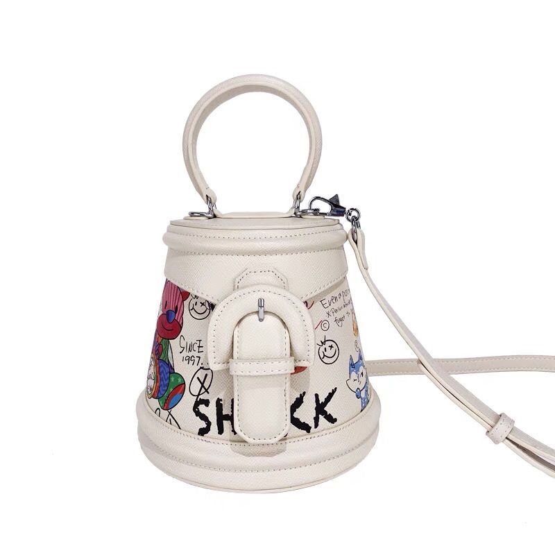 Hong Kong kauf echtes leder frauen taschen 2022 neue mode bär graffiti umhängetasche tragbare eimer tasche sommer_voghion.com
